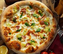 Пицца с картофелем, беконом и трюфелем