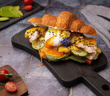 Круассан Бенедикт с куриной грудкой
