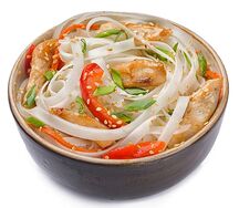 Лапша рисовая с курицей