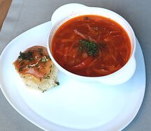 Кубанский борщ с пампушкой и сметаной
