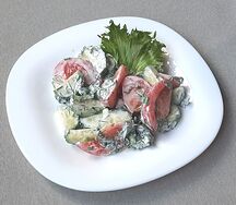 Салат с помидорами, огурцами, зеленью и сметаной