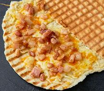 Пита с сыром и беконом