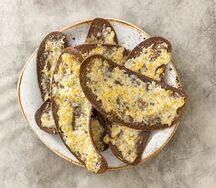 Гренки, запеченные с сыром