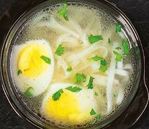 Куриный бульон с лапшой и яйцом