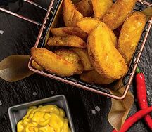 Картофельные дольки с сырным соусом