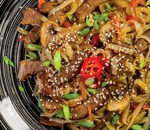 Удон с ростбифом, шампиньонами и овощами