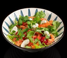 Салат с лососем и киноа