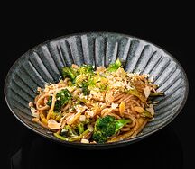 Лапша с брокколи, романо и миндалем