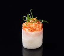 Гункан с лососем