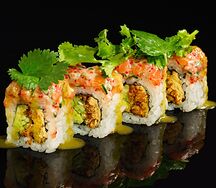 Мини-тартар из лосося с картофелем пай и соусом из кинзы