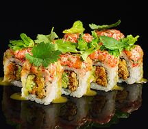 Тартар из лосося с картофелем пай и соусом из кинзы