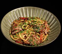 Лапша с говяжьей вырезкой в соусе из черных бобов