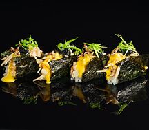 Тако с лососем, снежным крабом и манго-соусом