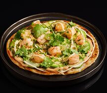 Азиатская лепешка с креветками и авокадо