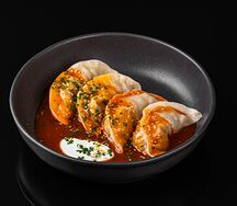 Дамплинги в креветочном биске