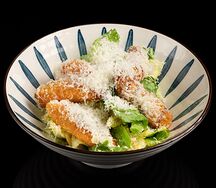 Зеленый салат с креветкой темпура 