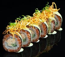 Краб с лососем в соусе халапеньо с картофелем-пай