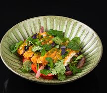 Теплый салат с цыпленком Ахи панка