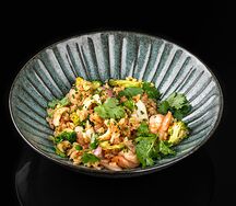 Рис и креветки с кальмаром в соусе шримп-биск