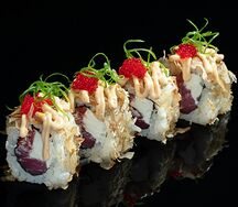 Мини-сливочный тунец с бонито и спайси-соусом 