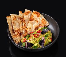 Гуакамоле с лепешкой роти паратха