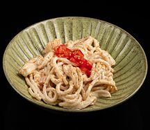 Лапша с кальмаром и креветкой в соусе из тунца