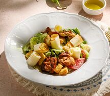 Теплый салат с курицей и копченым сулугуни