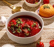 Борщ с пампушкой