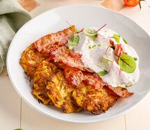 Драники с беконом, томатами и пряным соусом