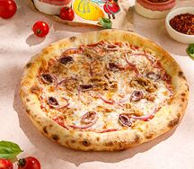 Пицца с тунцом и красным луком