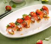 Хрустящий ролл с лососем, креветкой, тунцом и клубникой 