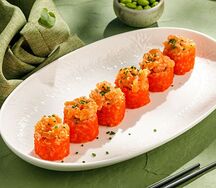 Острый ролл с икрой масаго и гребешком