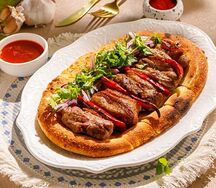 Седло ягненка гриль на пряной лепешке