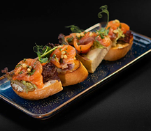 Брускетта с лососем