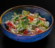 Салат овощной со сметаной