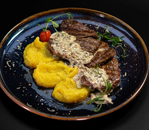 Медальоны из говядины с картофельным пюре и грибами