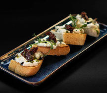 Брускетта с вялеными томатами и страчателлой