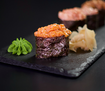 Гункан с лососем