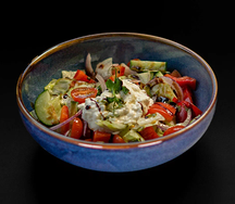 Салат с сыром страчателла