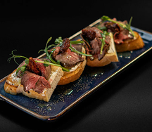 Брускетта с ростбифом