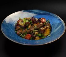 Теплый салат с говядиной и артишоками