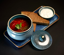 Борщ с говядиной и сметаной