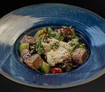 Салат с тунцом и яйцом-пашот