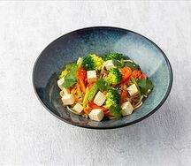 Лапша с овощами и маринованным тофу