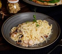 Паста с курицей и грибами