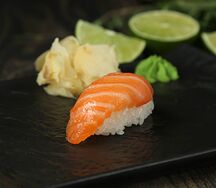 Суши лосось