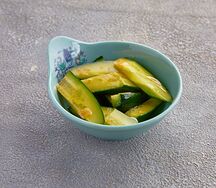 Салат Огурцы в чесночном соусе