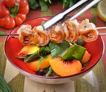 Салат с креветками и запеченным персиком