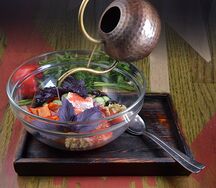 Большой овощной салат с сыром фета и джонджоли 