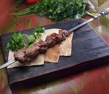 Шашлык из cвинoй шейки с соусом сацебели